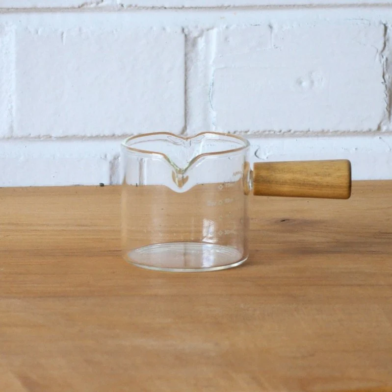 Pichet de dosage en verre avec poignée en bois
