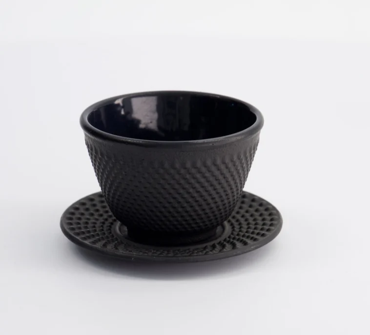 Tasse à thé japonaise en fonte avec soucoupe Arare noire 120 ml – Tokyo Design Studio