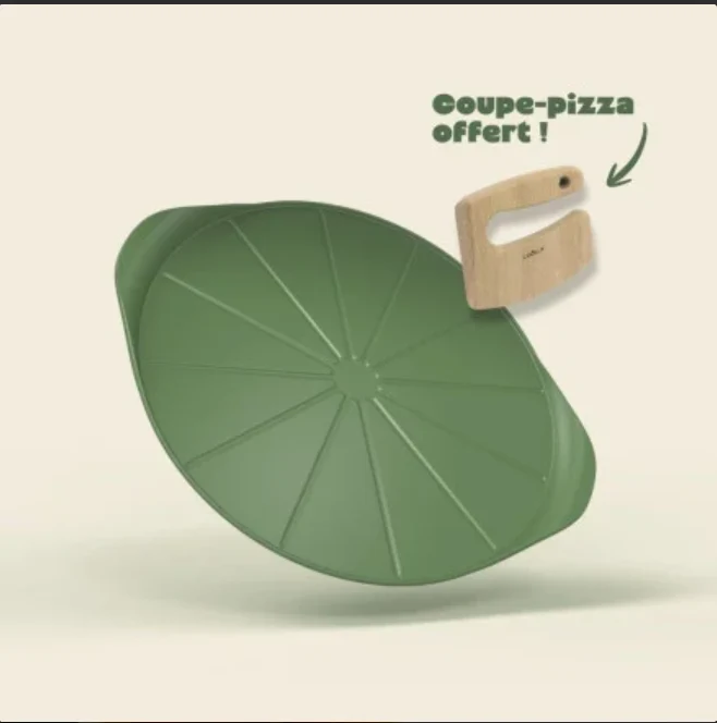 Le formidable plat à pizza avec couteau