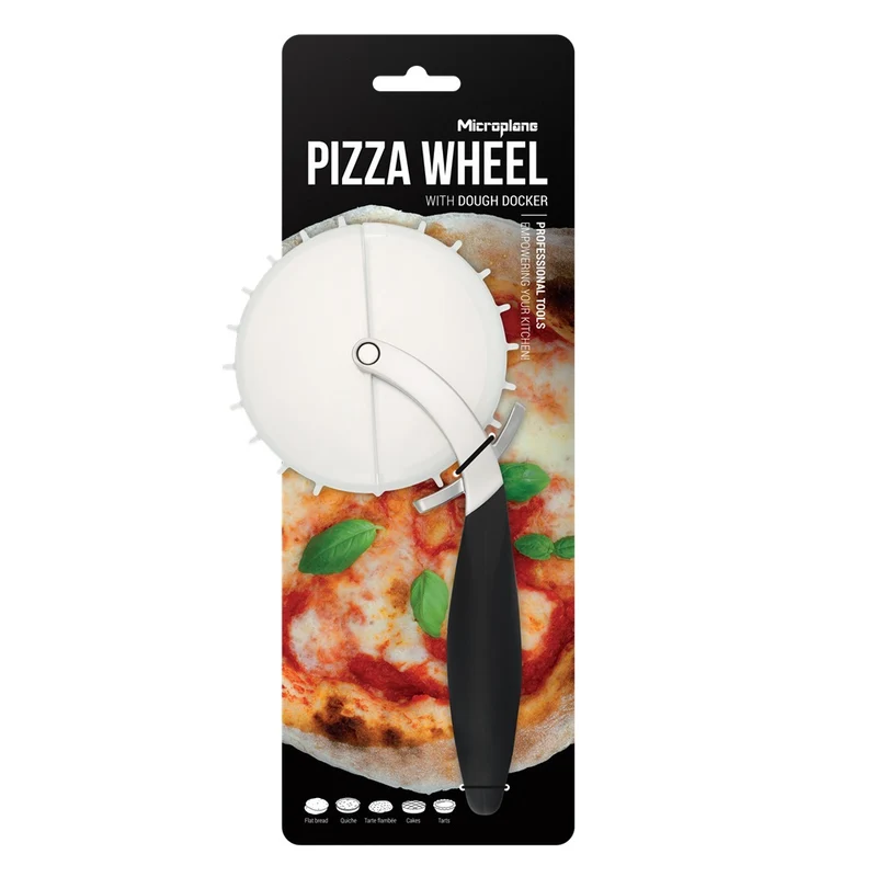Roulette à pizza avec pique pâte