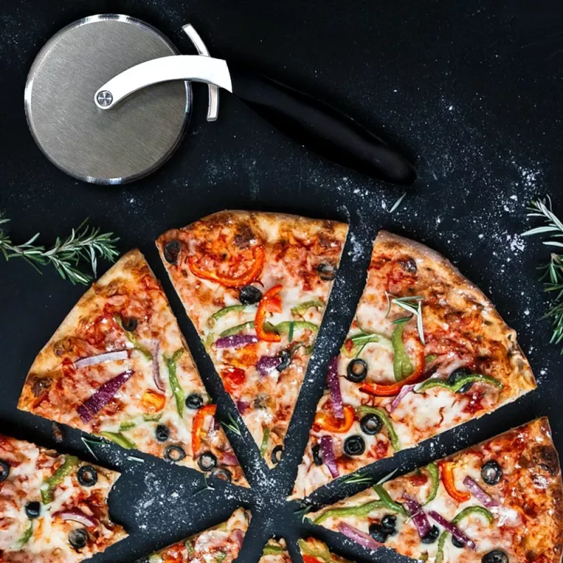 Roulette à pizza avec pique pâte