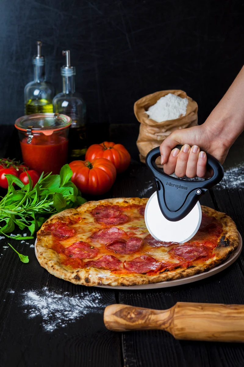 Roulette à pizza avec poignée
